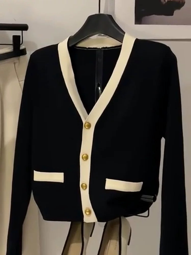 Elegant V-neck knitted cardigan for women, perfect for fall 2025. A fashionable, stylish, slimming and multifunctional shirt.