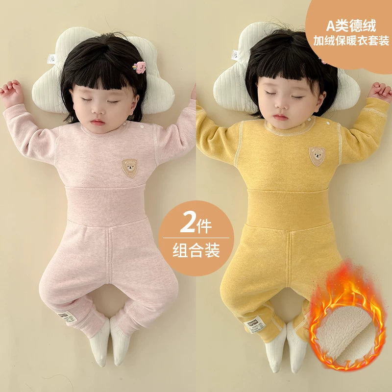 Qış üçün qalınlaşmış flis astarlı, sıx oturan termal alt paltarı, iki hissəli termal üst geyim və şalvarlı körpə geyim dəsti.