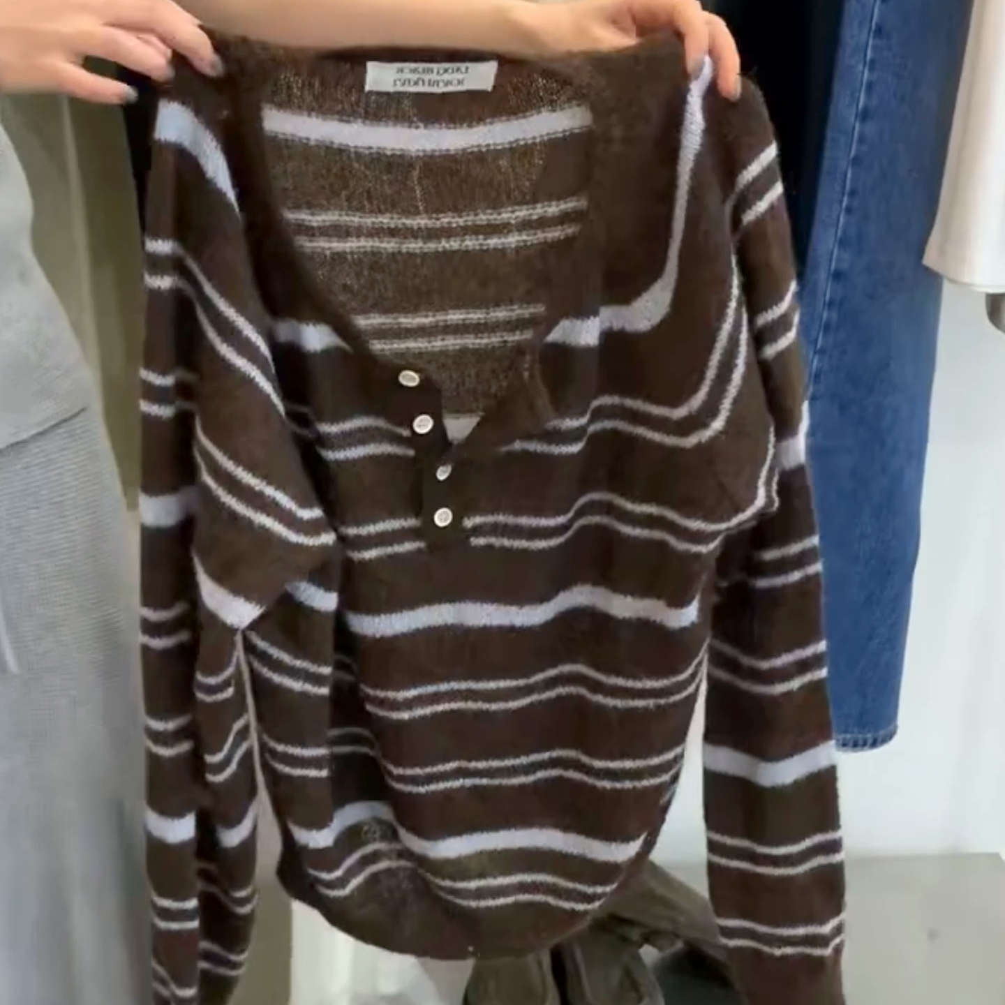 Brend geri çəkilib~ Böyük ölçülü qadın geyimləri, 2025 payız/qış üçün Koreya zolaqlı gündəlik köynək, V-yaxalı düyməli, arıqladıcı üslubda.