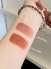 Yeni Carslan məhdud sayda mat öpüş dodaq boyası, leopard naxışlı məhdud sayda 584 çılpaq rəng, dəri tonunu parlaqlaşdırır və uzun müddət qalıcıdır.