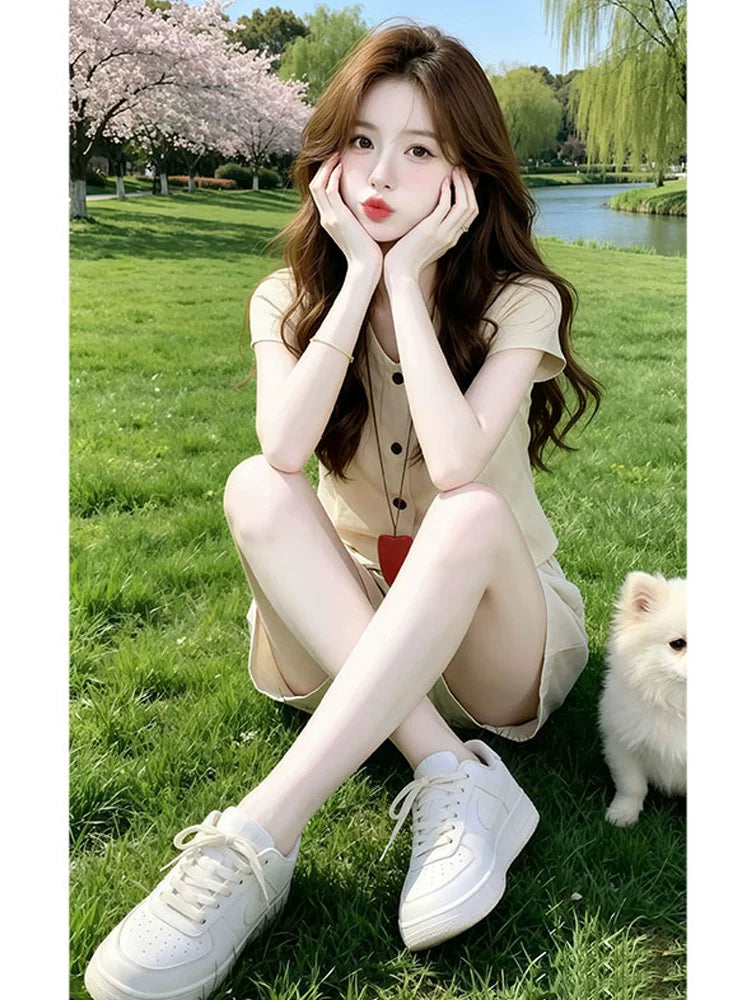 Koreya retro V-yaxalı qısaqol köynək və şort kostyumu qadınlar üçün yay yeni incə uyğun kommutasiya temperamenti iki hissəli dəst