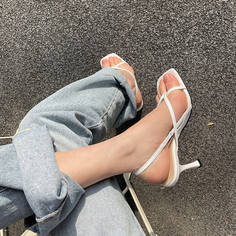 Qadınlar üçün Yay 2026 Yeni Stil Kvadrat Barmaqlı Stiletto Daban Ağ Kəmərli Flip-Flop Hündürdaban Səndəllər