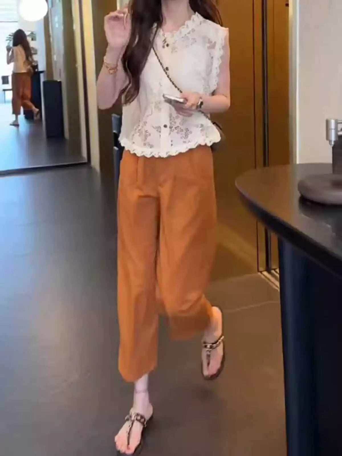 Bir az dolğun bədən quruluşuna malik qadınlar üçün böyük ölçülü yay balqabaq narıncı rəngli, geniş, hündürbel şalvar, incəldən elastik bel, düz ayaqlı qısa şalvar