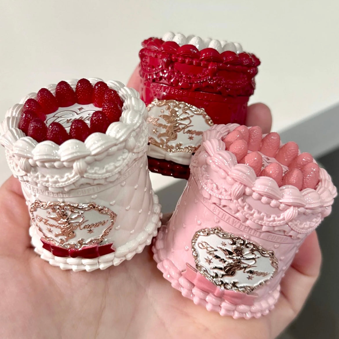 Flower Knows Çiyələk Kupidon Dodaq Kremi, Dodaq Palçığı Bankası Tortu Mat Məxmər Sonluq, Payız/Qış Süd Çayı Rəngləndirici və Ağardıcı