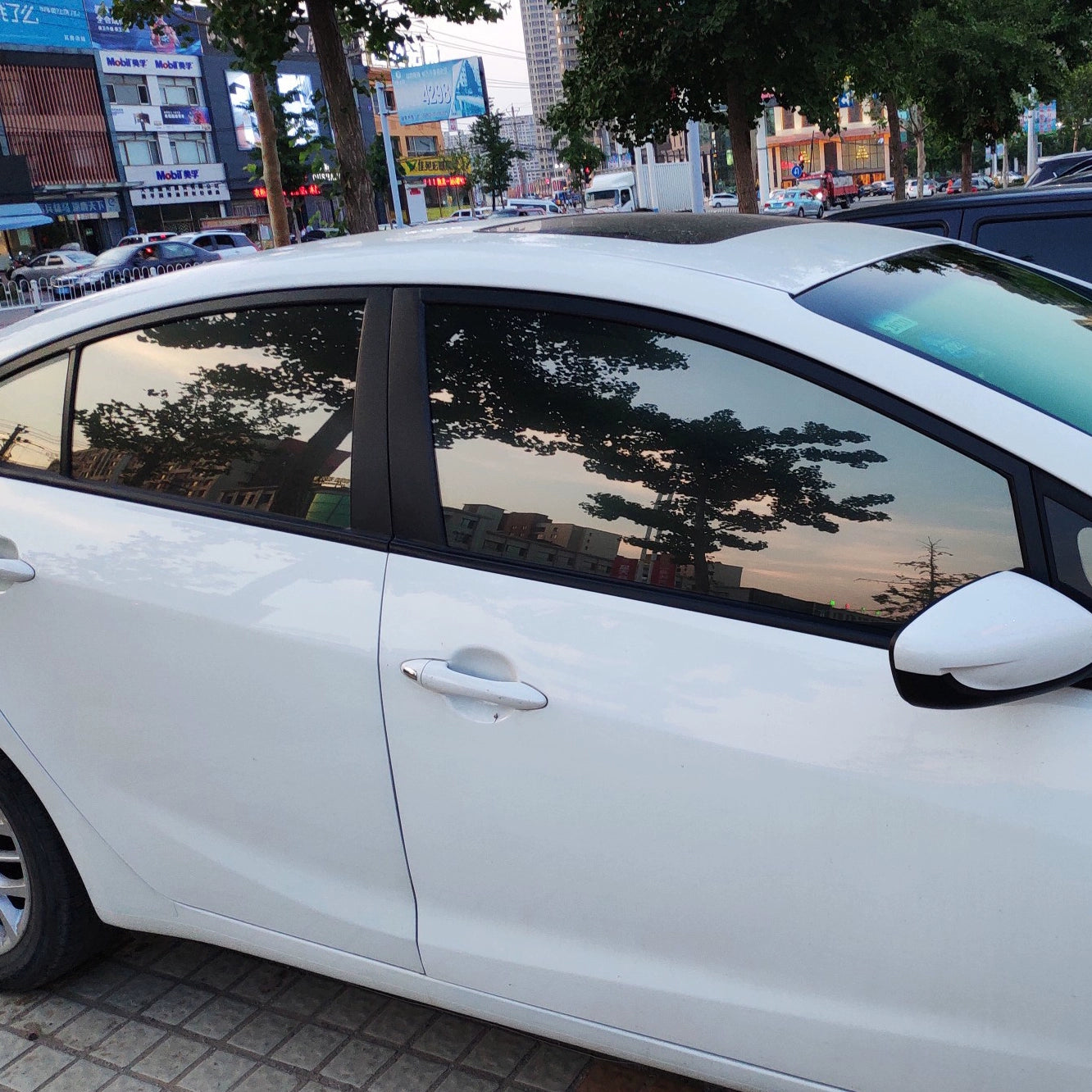 Kəsilməmiş avtomobil filmi Partlayışa davamlı UV günəşdən qoruyan günəş filmi kəsilmiş avtomobil şüşəsi filmi şüşə istilik izolyasiya edən film