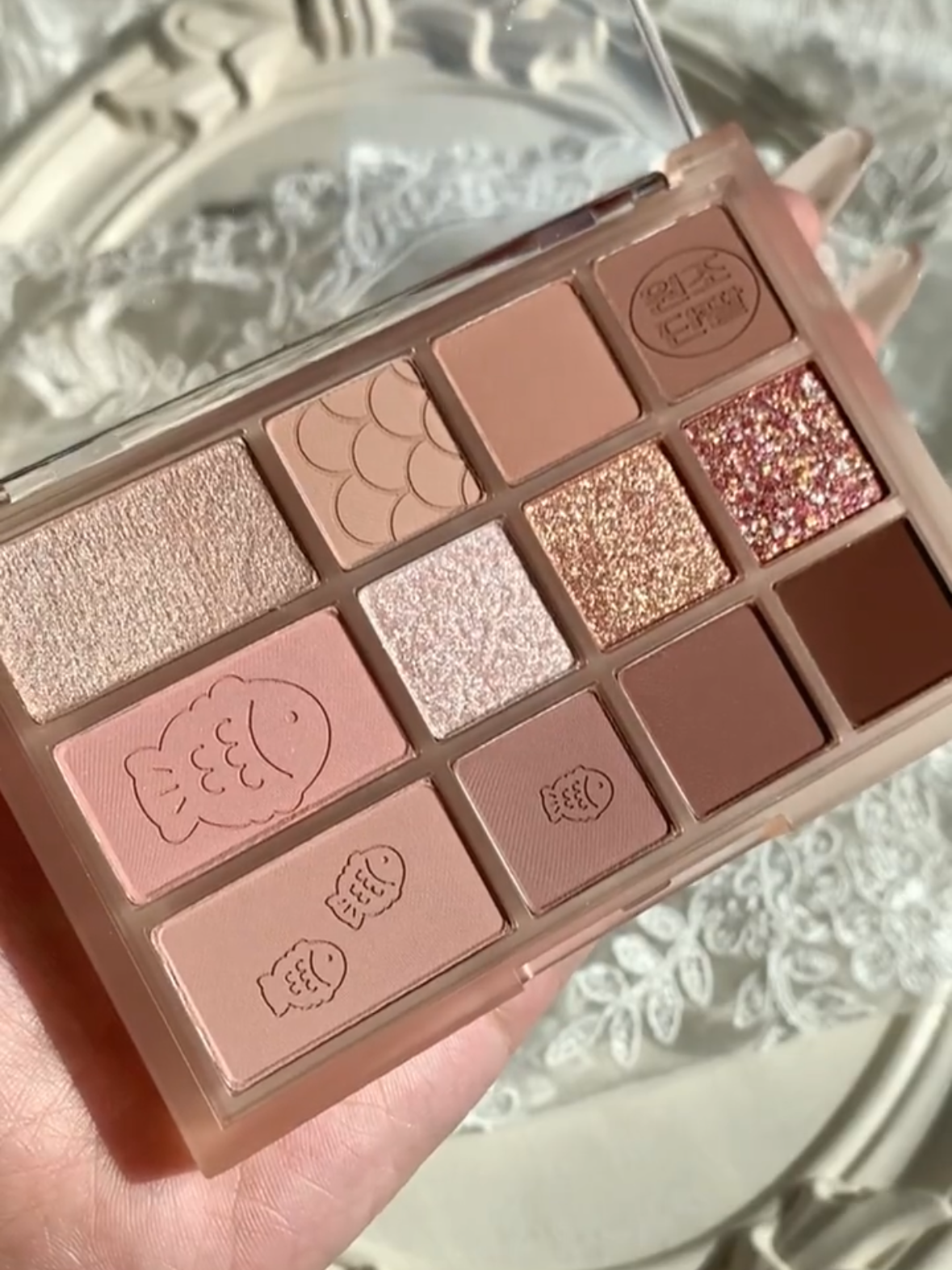 Clio Korea-nın payız/qış üçün yeni 12 rəngli göz kölgəsi palitrası, təbii torpaq tonları da daxil olmaqla, mat, parıltılı və vurğulayıcı çalarları özündə birləşdirir. (Orijinal məhsul)