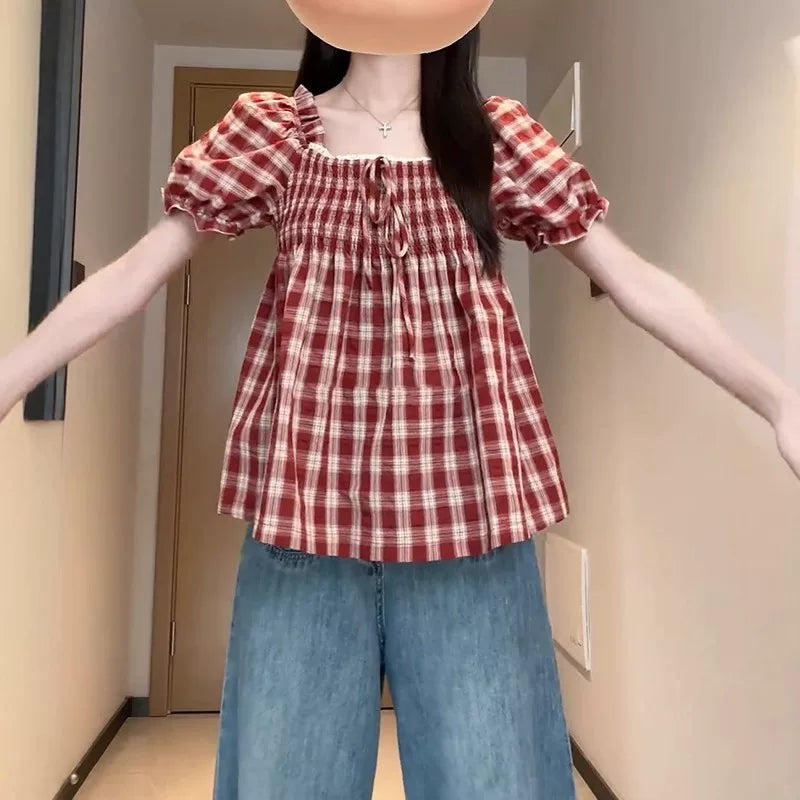 Qadınlar üçün böyük ölçülü Fransız retro kvadrat yaxalı, şirin dama-dama qısaqol köynək, böyük ölçülü qadınlar üçün yay arıqlama üçün büzməli top, gənc və yaraşıqlı.