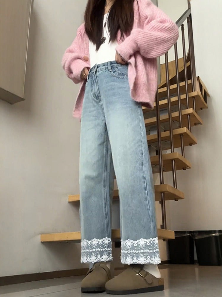 Qadınlar üçün krujeva ilə kəsilmiş düz ayaqlı cins şalvar, böyük ölçülü armud formalı bədən quruluşları üçün idealdır, yüksək belli, arıqladıcı, qısa enli ayaqlı stil.