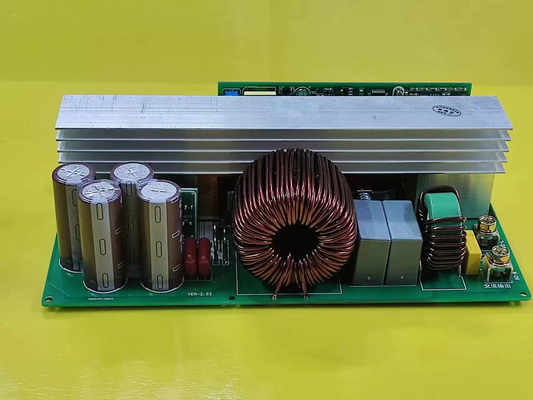 4KW inverter çıxışı, əvvəlcədən doldurulan yüksək gərginlikli yüksək güclü yeni enerjili elektrikli nəqliyyat vasitəsinin şarj yığını enerji təchizatı ilə 5KW sinus dalğası