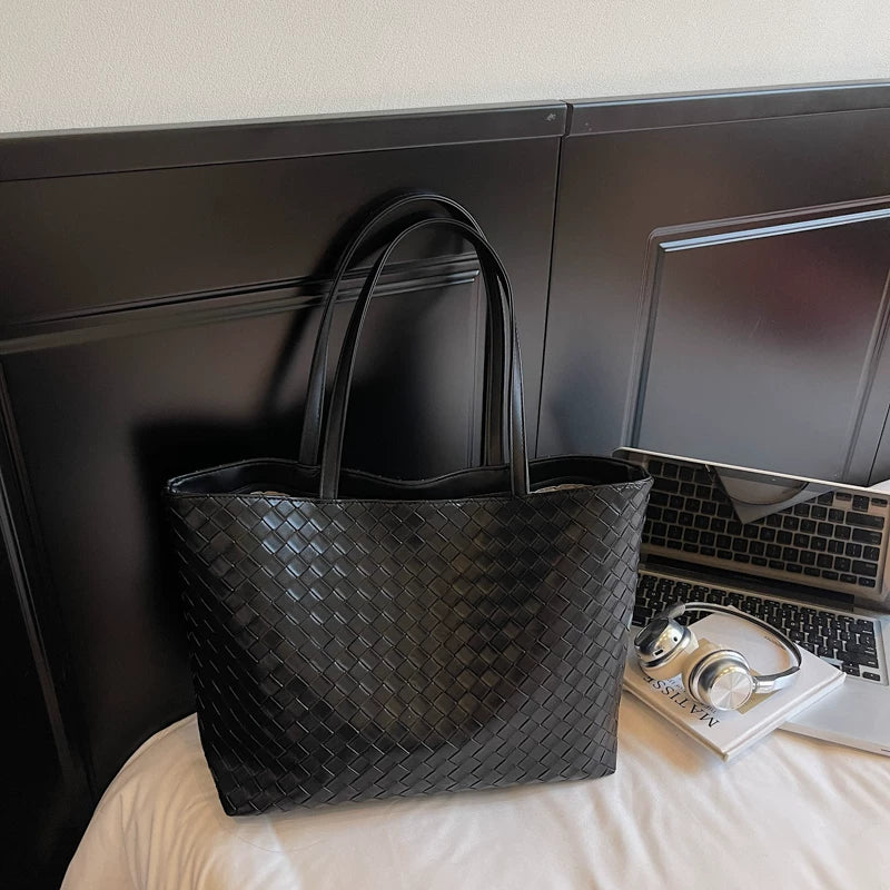 Yüksək səviyyəli retro üslublu böyük tutumlu qadın çantası, yeni 2025-ci ilin dəbli şəhərətrafı çiyin çantası, payız və qış çantası.