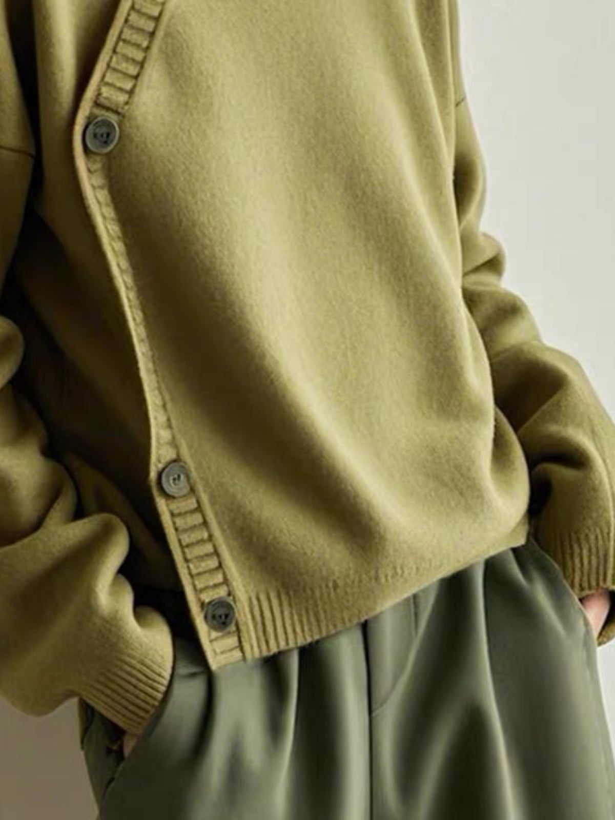 Minimalist dizaynlı, nizamsız naxışlı və Zen üslublu Çin üslublu tünd yaşıl rəngli balıqçı yaxalı sviter. (Payız 2025)