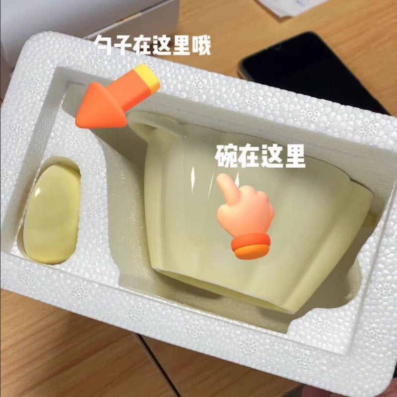 Ev istifadəsi üçün mükəmməl olan şirin krem tərzli keramika qab və qaşıq dəsti. Yüksək keyfiyyətli keramika dizaynı.