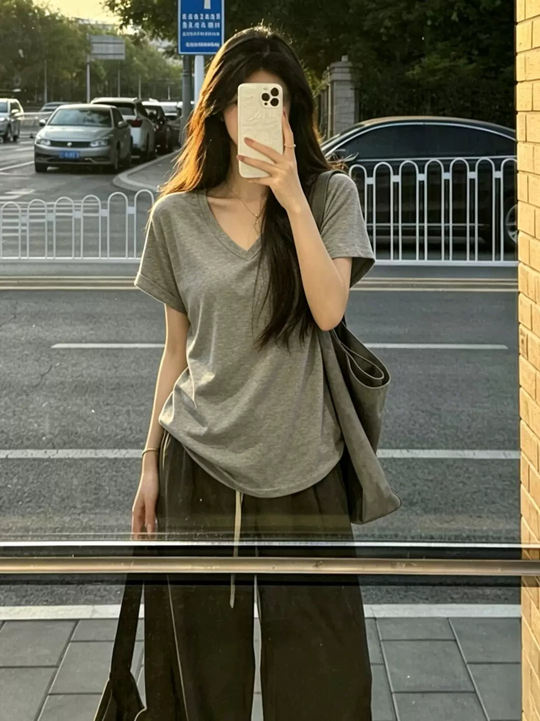 Sağ çiyinli V-yaxa düz rəngli qısaqol köynək Yay Koreya üslubunda boş nazik yarımqol top sadə çox yönlü təsadüfi köynək