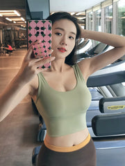 Fitnes qızları gözəl arxa idman büstqalteri zərbəyə davamlı təkanla qaldıran jilet, sarkma əleyhinə yoqa büstqalterinin xarici geyimi