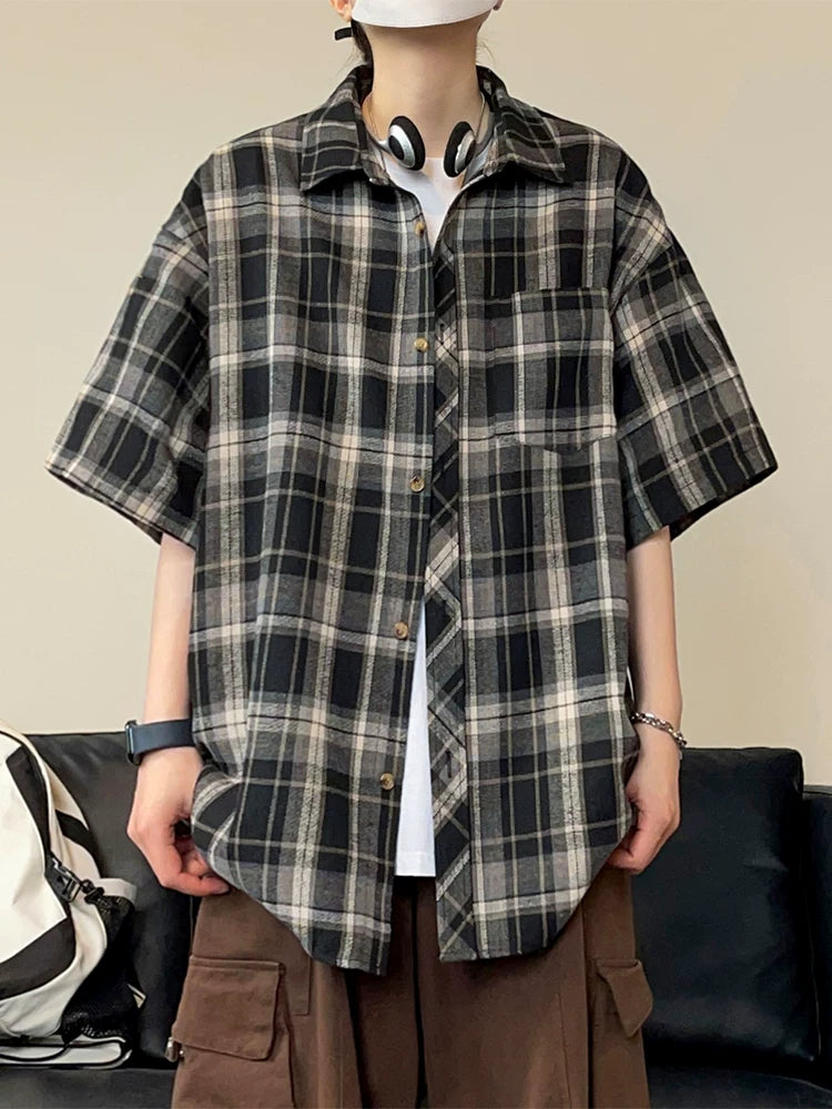 Sərin kişi köynəyi qısaqol yay yeni üslublu gənclər üçün təsadüfi kiçik plaid köynək kişi orta məktəb və orta məktəb tələbələri üçün boş paltar