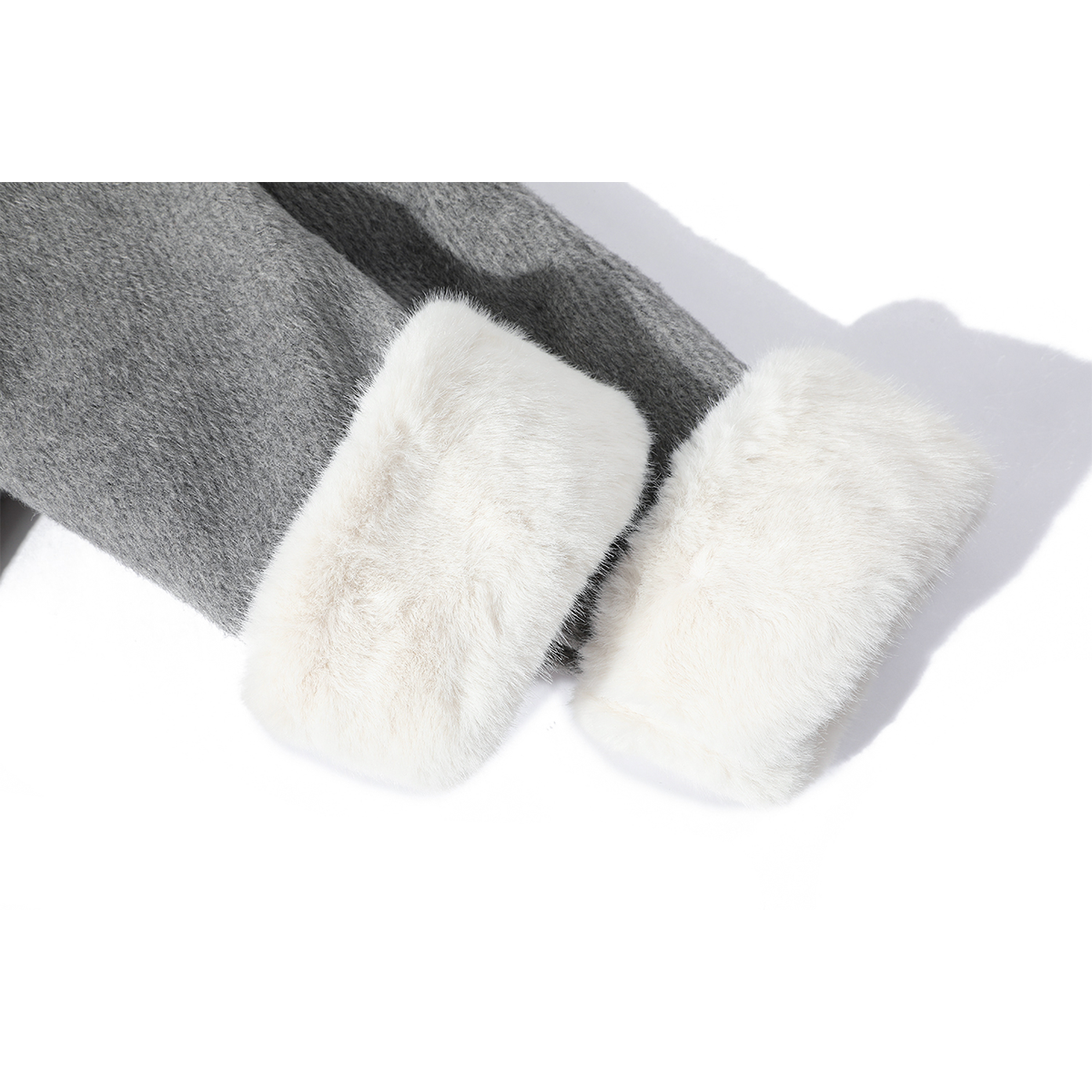 Cholisa-nın bu il qadınlar üçün məşhur olan quzu yun paltosu, zərif və zərif bir hiss yaradır, payız və qış üçün mükəmməldir.