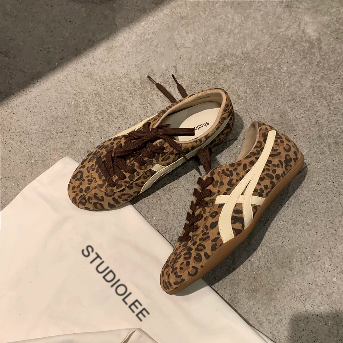 Women's brown leather German training shoes, 2025 new model, leopard print, retro soft heel, everyday sports shoes.