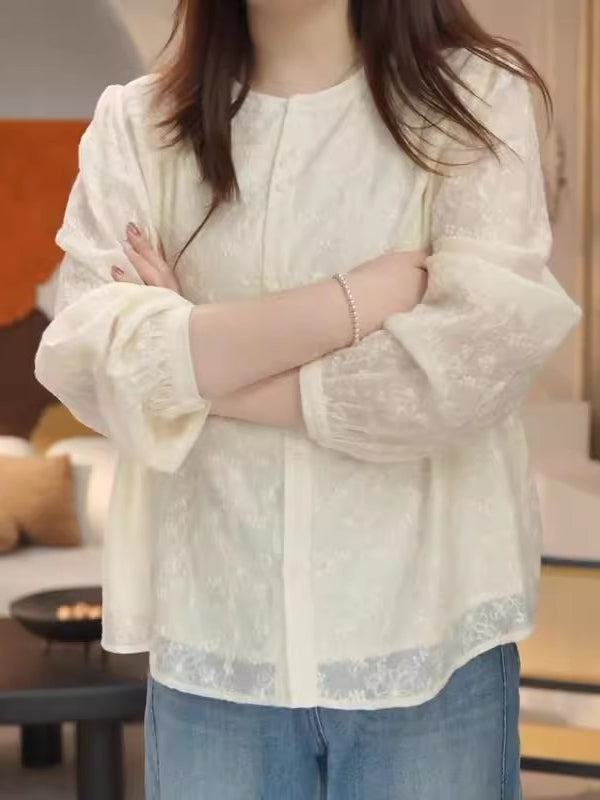 2026-cı ilin yazı üçün mükəmməl olan, böyük ölçülü, şık, gənclik üçün tikmə ilə bəzədilmiş uzunqollu köynək. Boş formada, unikal və gözəl.