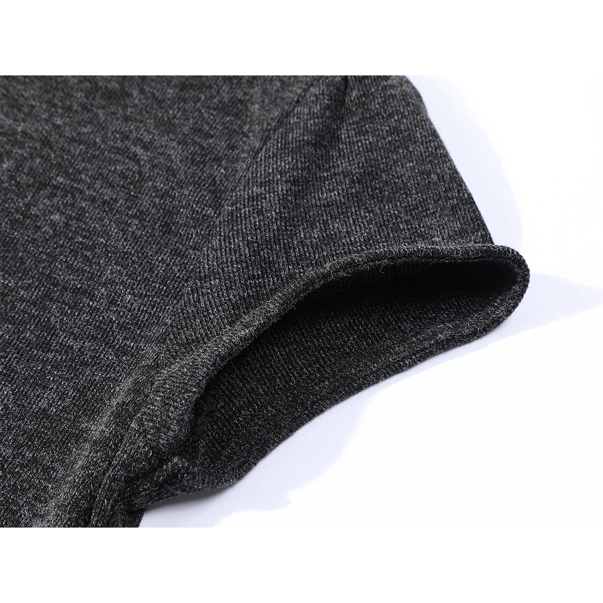 Cholisa-nın zərif Hepburn üslubunda toxunmuş yamaqlı don, hündür yaxa və uyğun siluetə malik olmaqla, erkən yaz üçün zəriflik hissi yaradır.