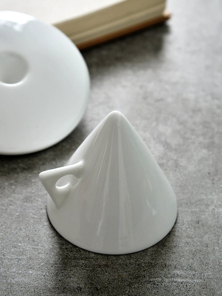 Longmeige bone china əl ilə dəmlənmiş qəhvə fincanı və espresso üçün qaşıqlı nəlbəki dəsti şəxsiyyəti, incəliyi və gözəl görünüşü ilə kiçik fincanı paylaşır