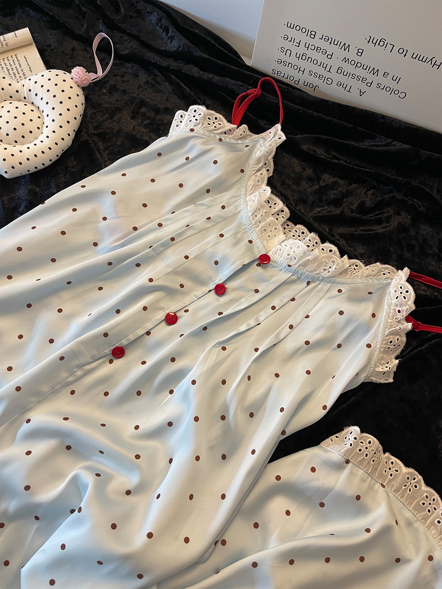 Fransız yüngül lüks üslubda buz ipək krujeva asma bir parça pijama qadınlar üçün yay 2026 yeni polka nöqtəli ev paltarları çöldə geyilə bilər