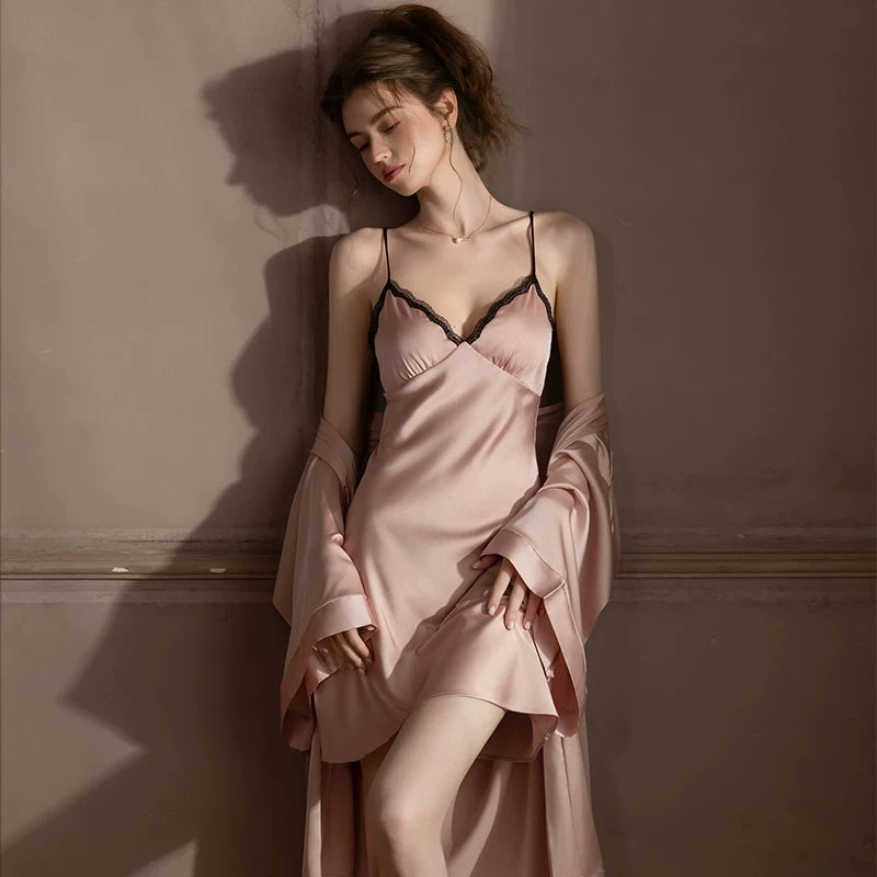 Döş yastıqları olan seksual pijama, ipək pijama, ipək krujeva, gecə köynəyi, gecəlik dəstləri, ev paltarları satmağa məcburdur