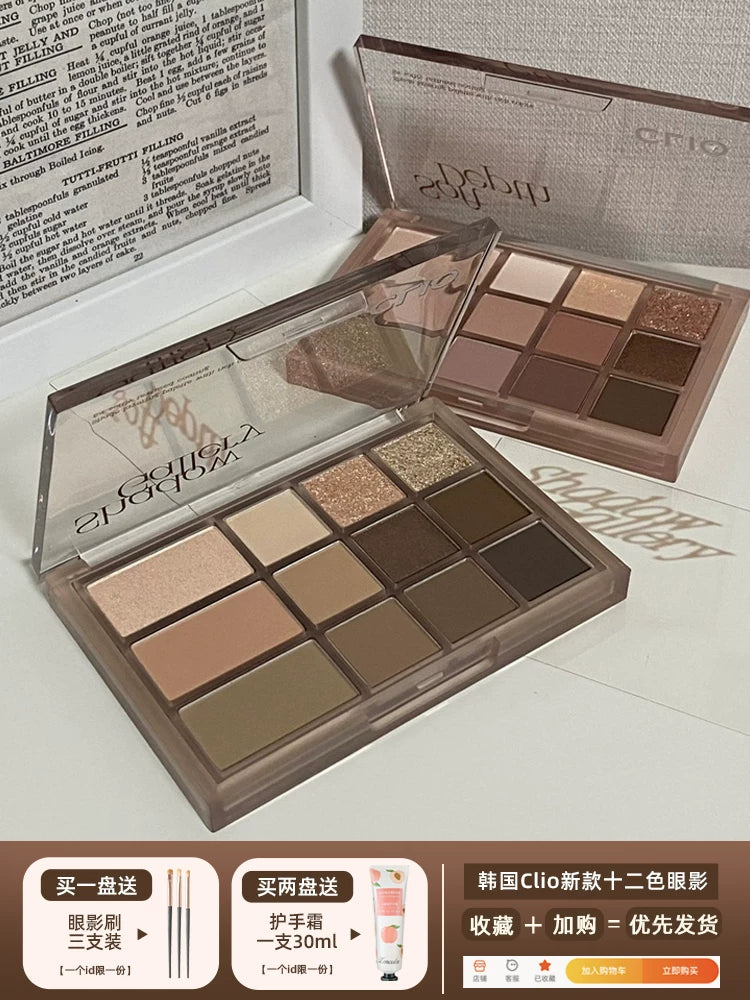 Clio Korea-nın payız/qış üçün yeni 12 rəngli göz kölgəsi palitrası, təbii torpaq tonları da daxil olmaqla, mat, parıltılı və vurğulayıcı çalarları özündə birləşdirir. (Orijinal məhsul)