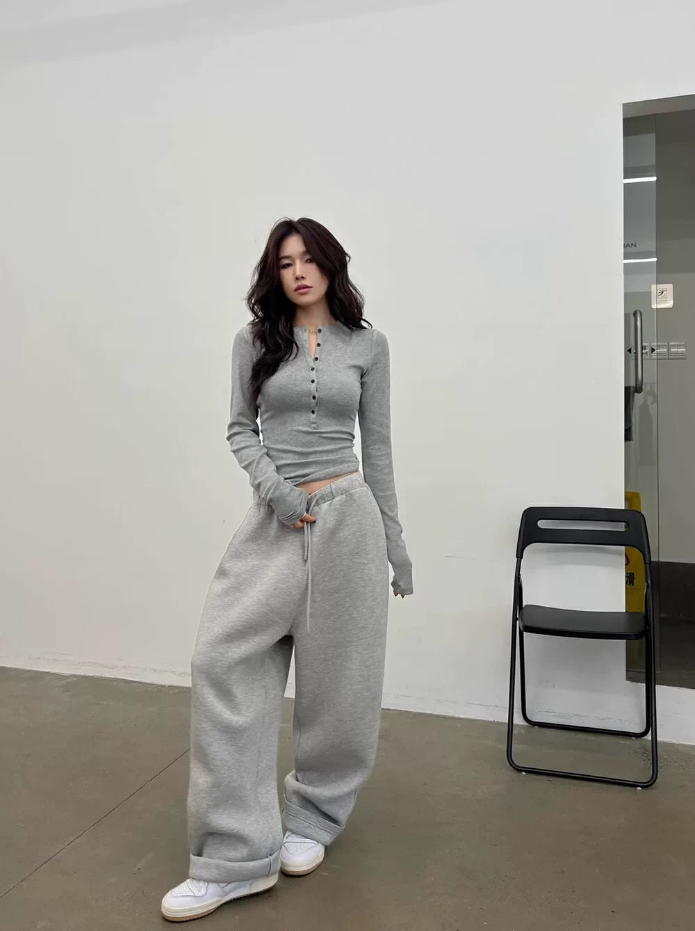 Qadınlar üçün tünd qırmızı V-formalı uzunqol iç köynək, yaz və payız, təmiz pambıqdan, incə oturuşlu, dar oturuşlu, çiyinsiz, qısa top