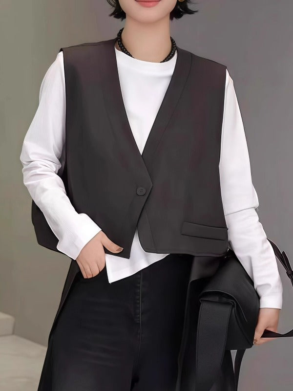 Böyük ölçülü qadınlar üçün qeyri-müntəzəm lentdən hazırlanmış qolsuz kostyum jilet, yaz üslubunda, zərif görünüş, tək düyməli, V-yaxalı jilet.