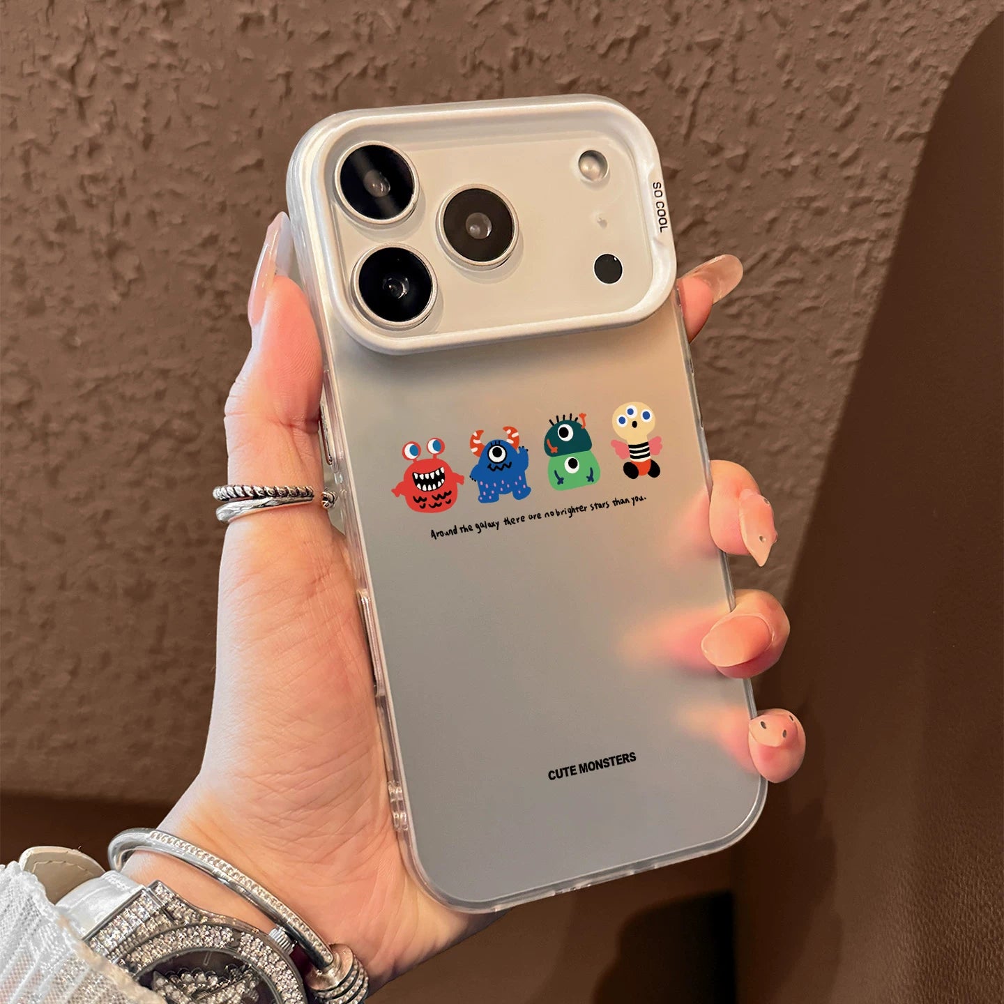 Sevimli məktub canavar şəkli iPhone17 cib telefonu üçün uyğundur Apple 17promax rəngli gümüşü şaxtalı çanta 17pro sərt qabıqlı Apple havadan qoruyucu çanta ip17 internet məşhur kişi və qadın pro cizgi filmi