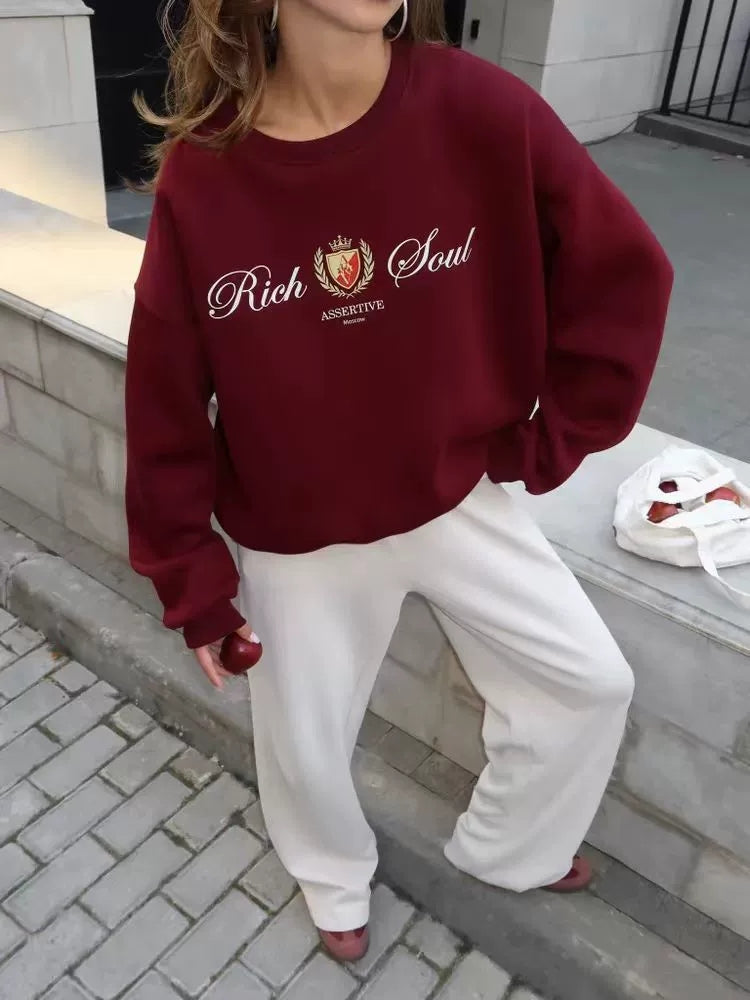 Yeni Avropa və Amerika üslubunda boş oturan, dairəvi yaxalı sviter