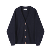 Cholisa boş hırka sviteri, payız və qış üçün şık və unikal trikotaj üst geyimi, rahat və zərif bir ab-hava yaradır.