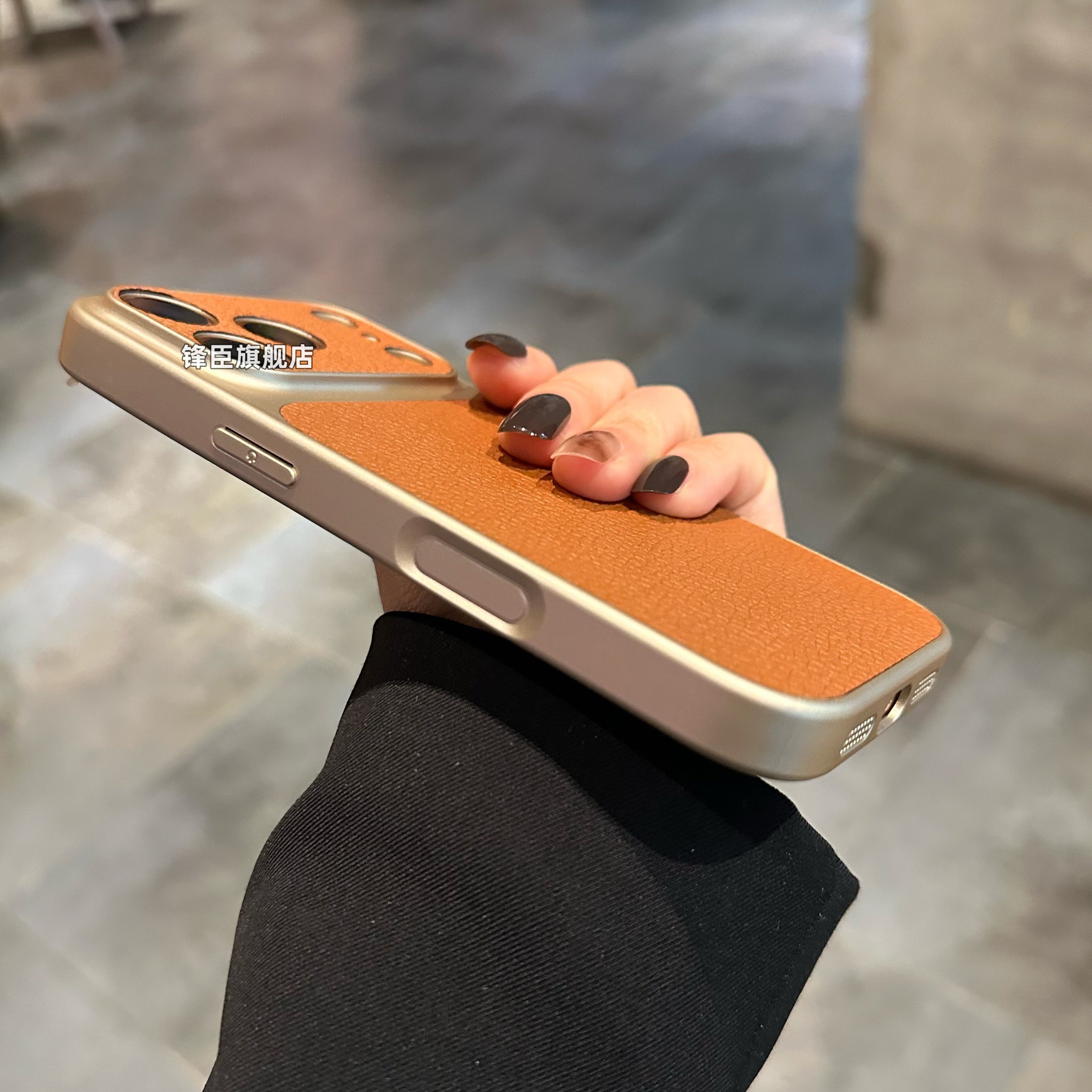 Yüksək səviyyəli şampan narıncı tikişli kontrastlı dəri naxışı iPhone17promax cib telefonu üçün uyğun yeni yaradıcı niş Apple 16promax ikinci genişləndirmə pəncərəsi 15 incə deşik hər şey daxil 14 moda