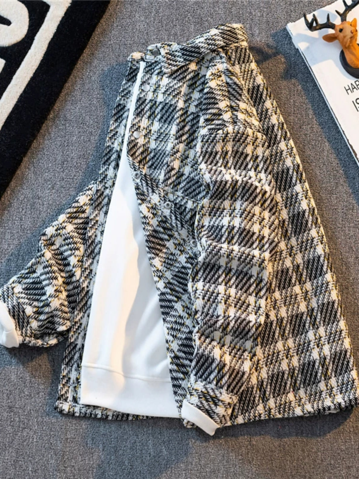 Chanel-dən ilhamlanmış, yaz və payız üçün mükəmməl olan, kişilər üçün qısa, geniş, gündəlik, çox yönlü yun palto. Həmçinin dəbli, yüksək səviyyəli dama-dama köynək daxildir.