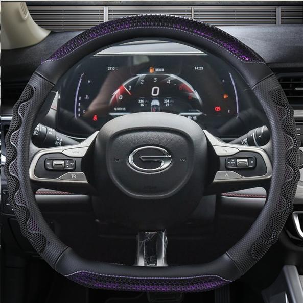 GAC Trumpchi GS4 MAX üçün uyğun olan bu, avtomobil modifikasiyası üçün hazırlanmış yeni EMKOO sükan örtüyüdür.