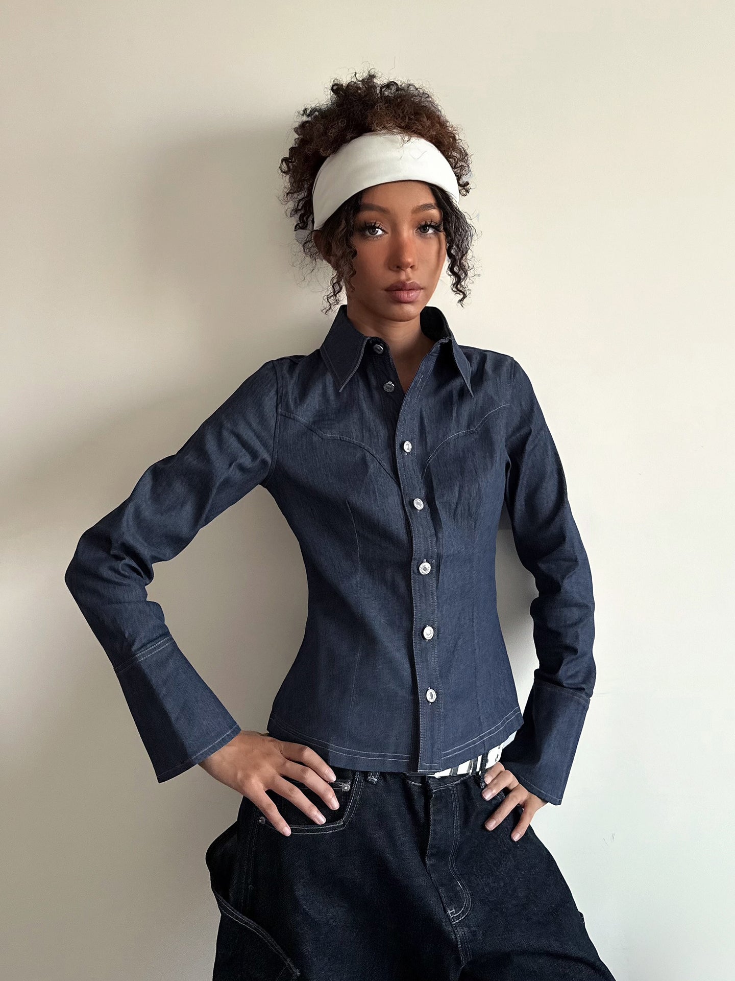 FUNOFF Amerika Retro Tünd Göy Düyməli, Aşağıya doğru denim Uzunqol Köynək, Küçə Stilində, Sadə Bölünmüş Bel Xüsusiyyətləri Bəxş Edən Top, Payız