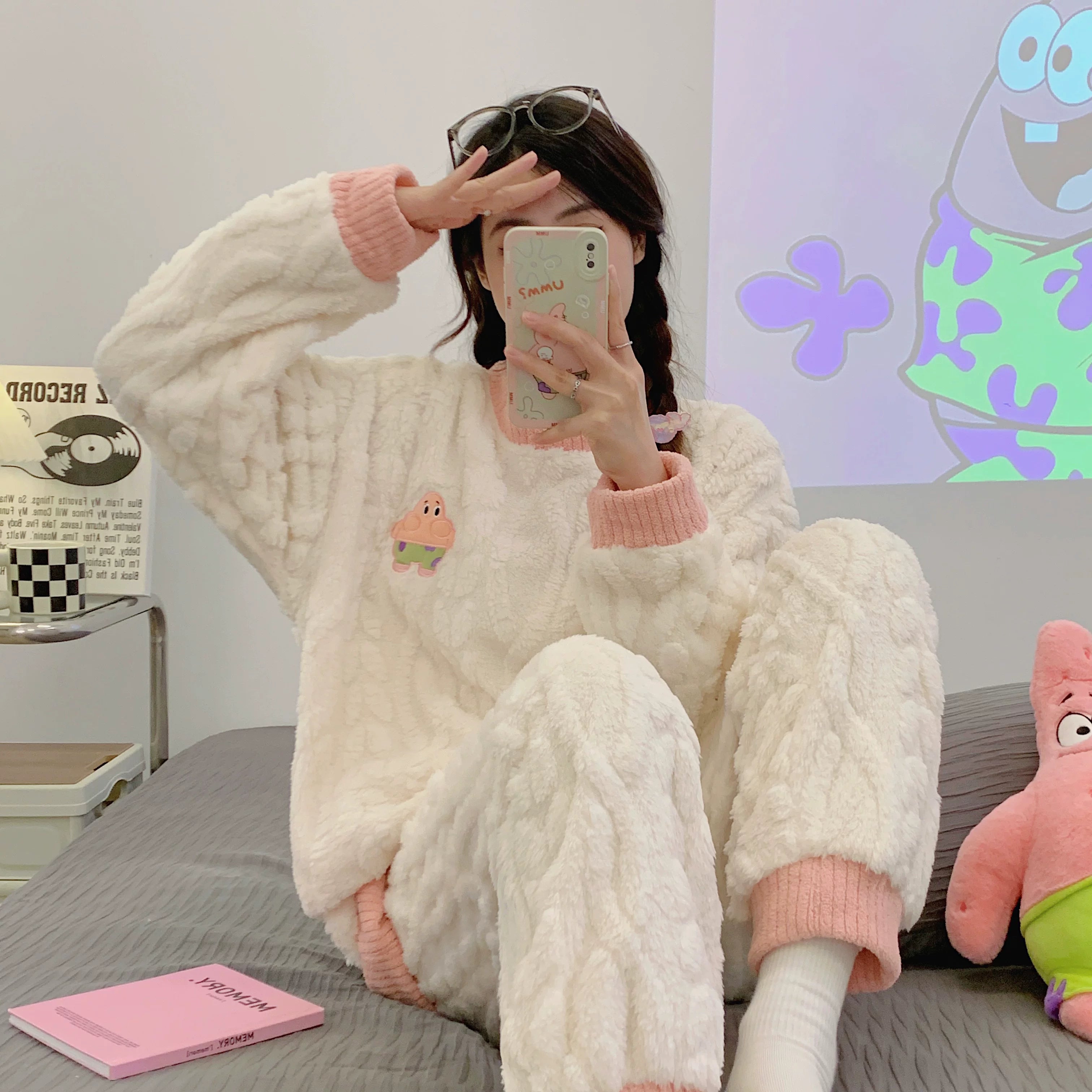 Cizgi filmi boz və qara pişik qış yeni mərcan yunlu pijama qadın yun astarlı və qalınlaşmış tələbə flanel ev geyimi xarici geyimlər