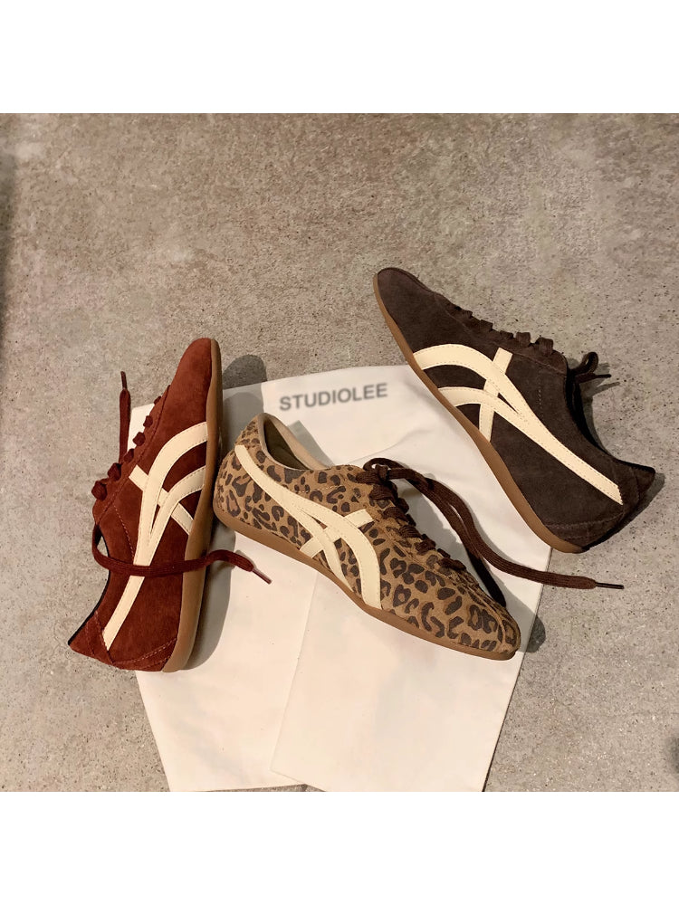 Qadın qəhvəyi dəri Alman məşq ayaqqabıları, 2025 yeni model, bəbir naxışlı, retro yumşaq dabanlı, gündəlik idman ayaqqabıları.