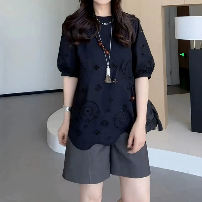 Böyük ölçülü, təmiz pambıq dizaynlı, Çin üslubunda içi boş, qısaqol köynək, yay, geniş bədən quruluşlu, arıqladıcı və gözəl görünüşlü.