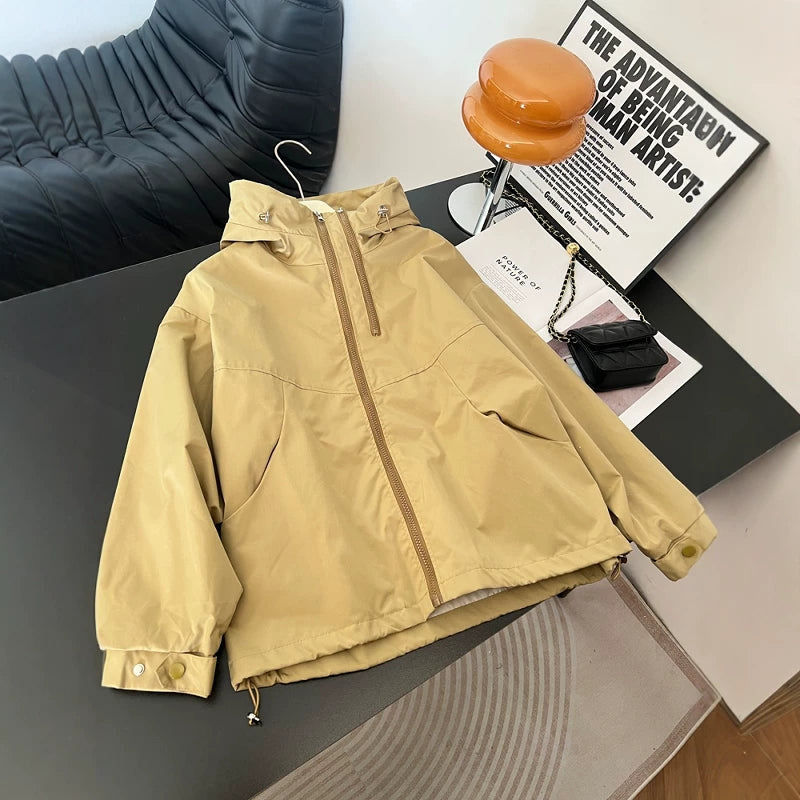 Yüksək keyfiyyətli qadın küləkdən qoruyucu gödəkçə, 2026-cı ilin yaz ayı, böyük ölçüdə, geniş formada, gənc, kapşonlu, şık gödəkçə.