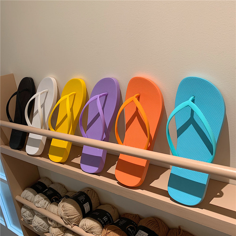 Flip-floplar yay modası yeni ev qapalı istirahət üçün düz sürüşməyən tətil üçün qadınlar üçün çimərlik flip-flopları
