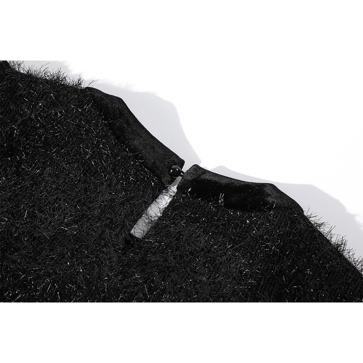 Cholisa payız və qış Yeni il geyimləri üçün mükəmməl olan qara donunda nəcib və zərif bir aura nümayiş etdirir. Don özünəməxsus dizayna malikdir və incə qısadır.