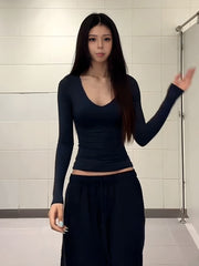 Qadınlar üçün Amerika üslubunda seksual V-yaxalı uzunqol futbolka, 2025-ci ilin payızının əvvəlləri üçün yeni model, incə oturuşlu, elastik bel çəkən köynək.