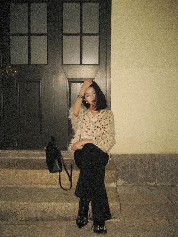 Bu payız/qış dəbli qadınlar üçün V-yaxalı, püsküllü, bəzəkli sviter gözəl, zərif və inanılmaz dərəcədə şirindir.