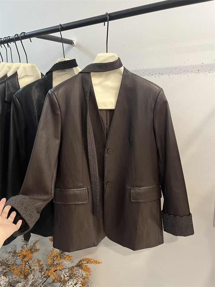 Qadınlar üçün Avropa üslubunda yüksək səviyyəli dizayner dəri gödəkçə, 2025 payız yeni moda, yaxalıqsız, lent, boş zülal dəri kostyum.