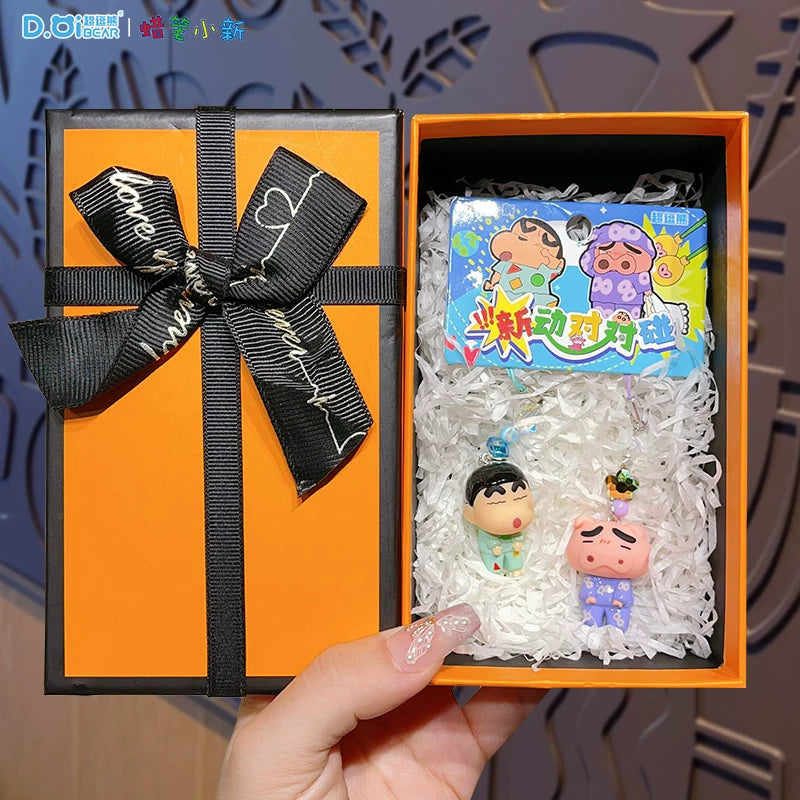 Orijinal Crayon Shin-chan Kiçik Burun Tutucu Telefon Zənciri 2025 Yeni Stil Qulaqlıq Avtomobil Açar Zənciri Sırt Çantası Kulon Açar Zənciri