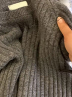 2025-ci ilin payızı üçün zərif boz qabırğalı qısaqol toxunmuş sviter, yumşaq və rahat dəyirmi yaxalı, çiyinləri açıq dizaynlı, çoxfunksiyalı köynək.