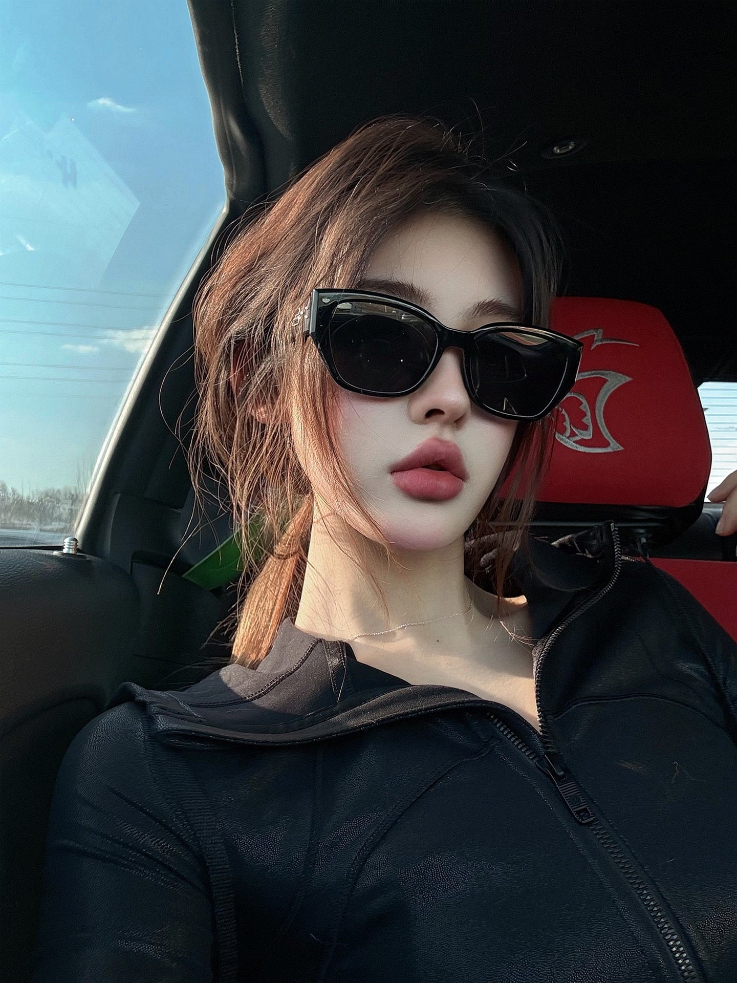 Qadınlar üçün retro pişik gözü qütblü günəş eynəklərinin Koreya versiyası, yüksək səviyyəli, anti-UV kölgəsi, üz göstərən, kiçik qara yay günəş eynəyi
