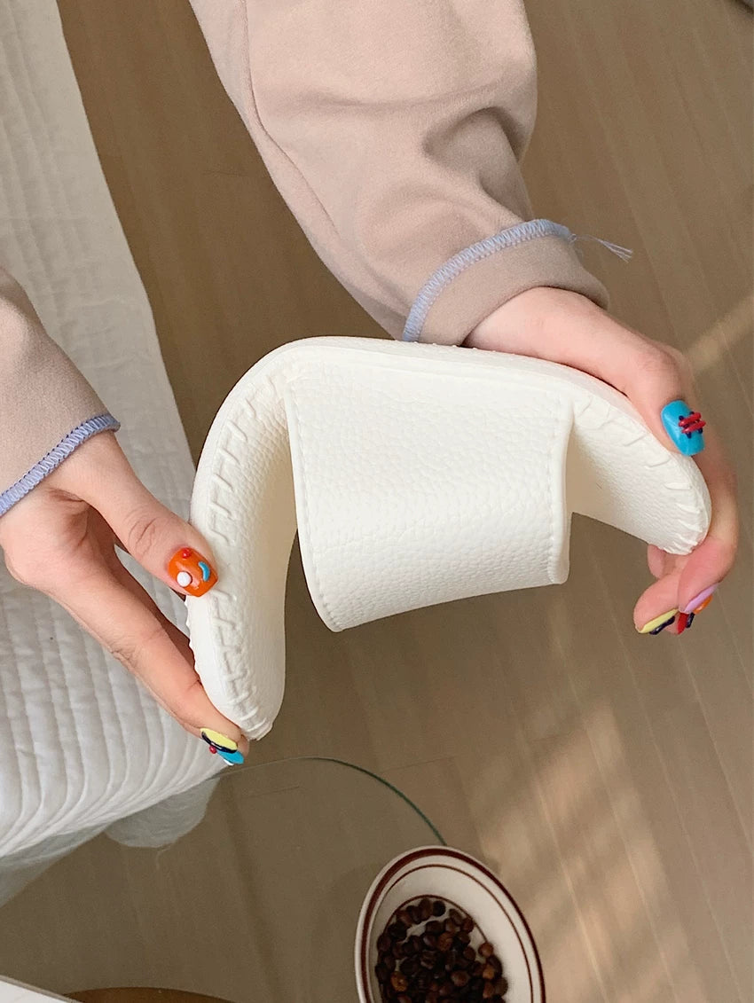 Kişilər və qadınlar üçün yay qapalı çimmək üçün sürüşməyən ev başmaqları üçün yüksək səviyyəli retro dəri teksturalı cüt sandalların nazik zolaqları