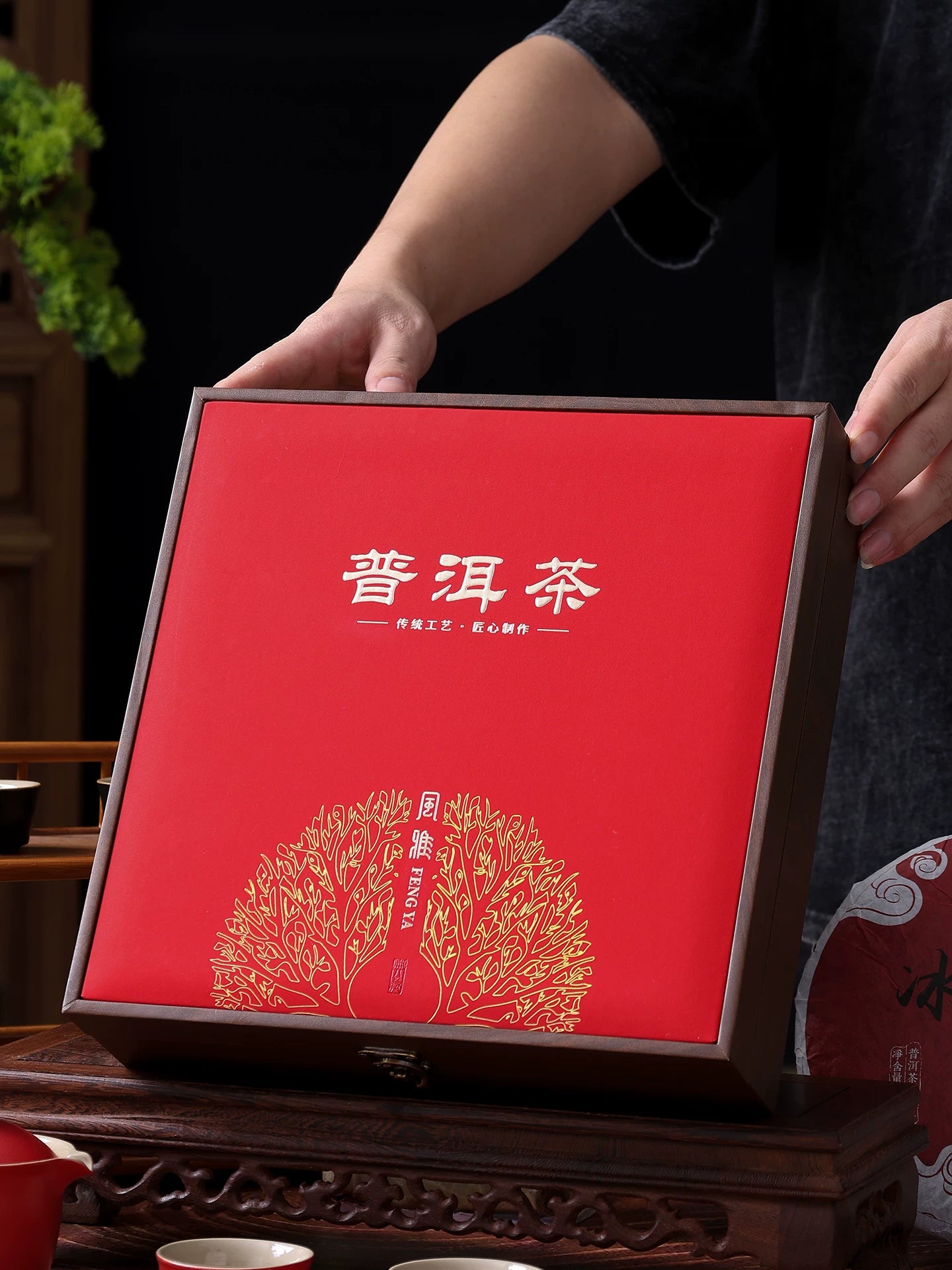 Pu'er çay tort qutusu yüksək səviyyəli universal tək tort 357 q İslandiya qədim ağacı çay qablaşdırma qutusu çay bıçağı ilə boş qutu hədiyyə qutusu